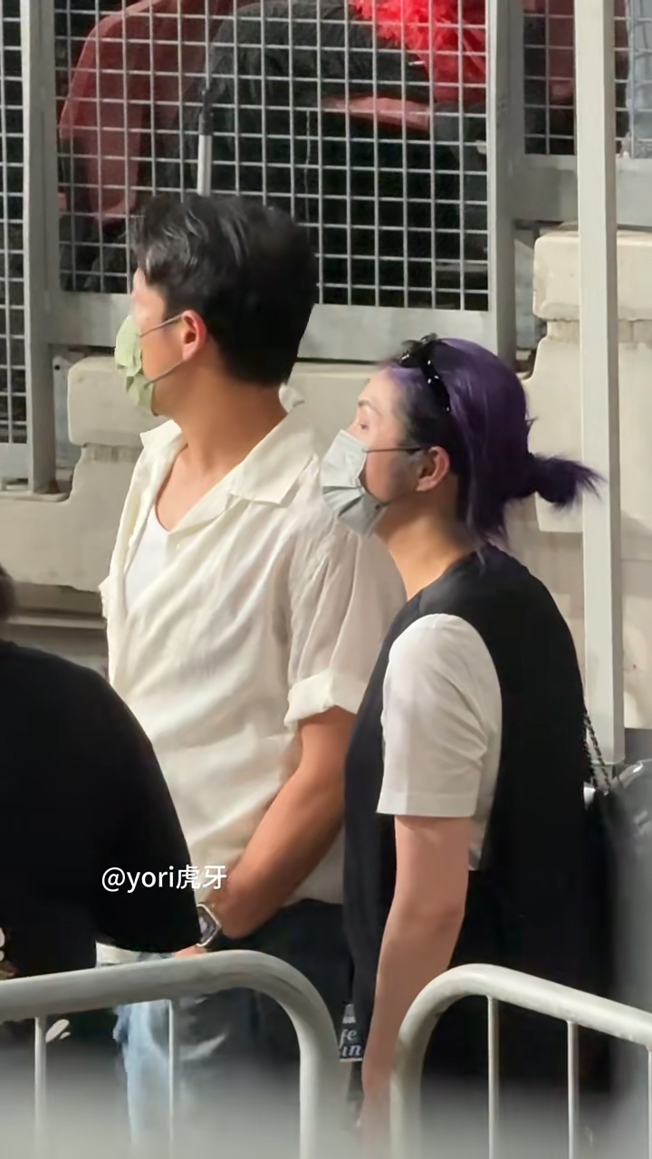 有网民拍到疑似丁子高与杨千嬅站在场边等待开场的影片。